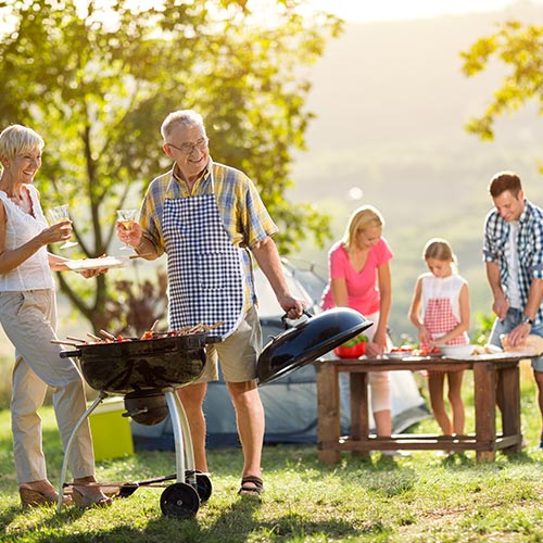 Eine Familie beim Grillen