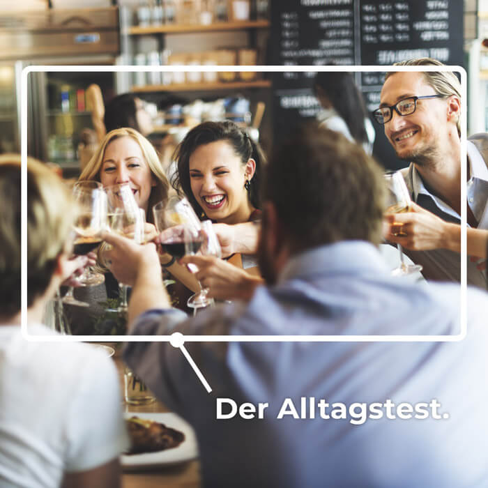 Der Alltagstest in der Öffentlichkeit Mehrere Menschen im Restaurant