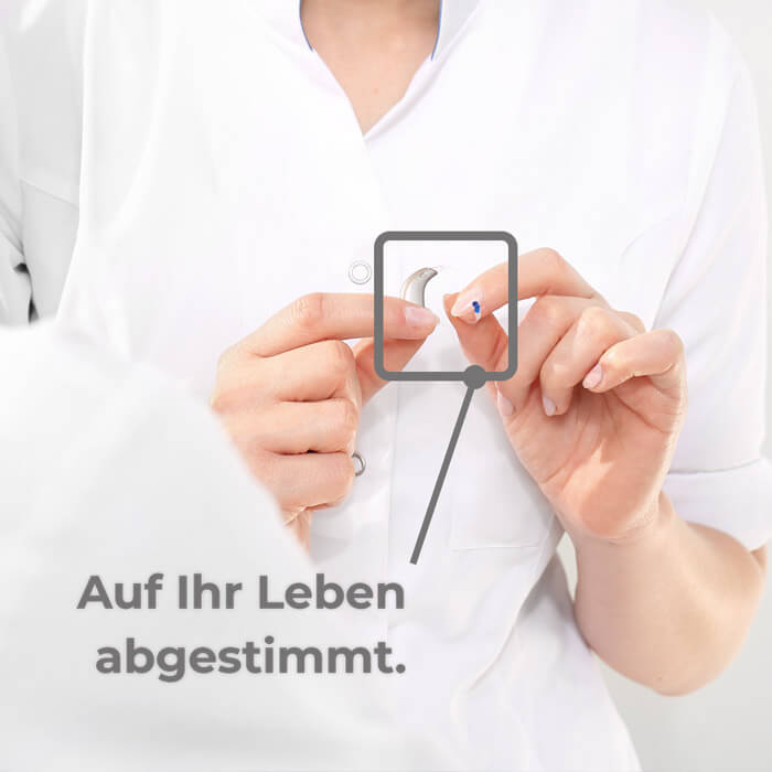 Frau mit einem Hörgerät in der Hand