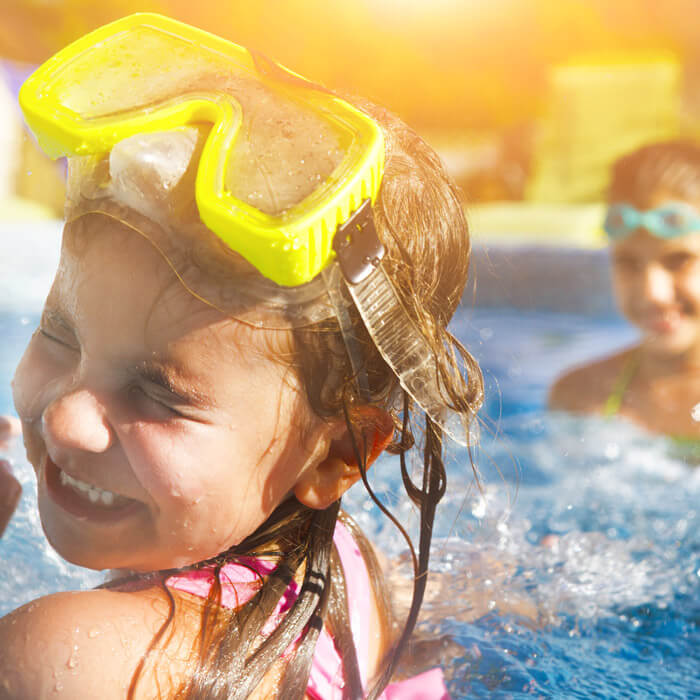 Gehörschutz für den optimalen Bade-Spaß! Kind im Pool