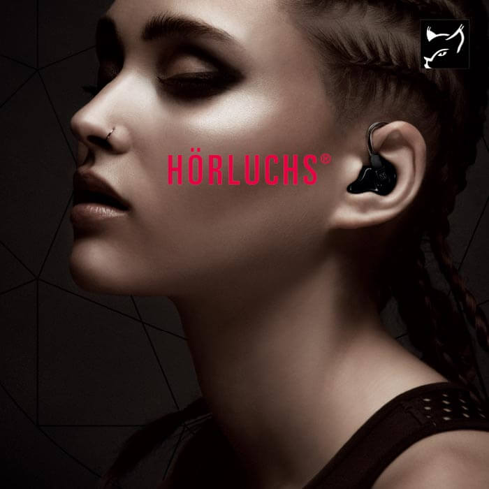 Wir fertig Ihre Ohrpassstücke nach Maß Eine Frau mit In-Ear-Monitoring